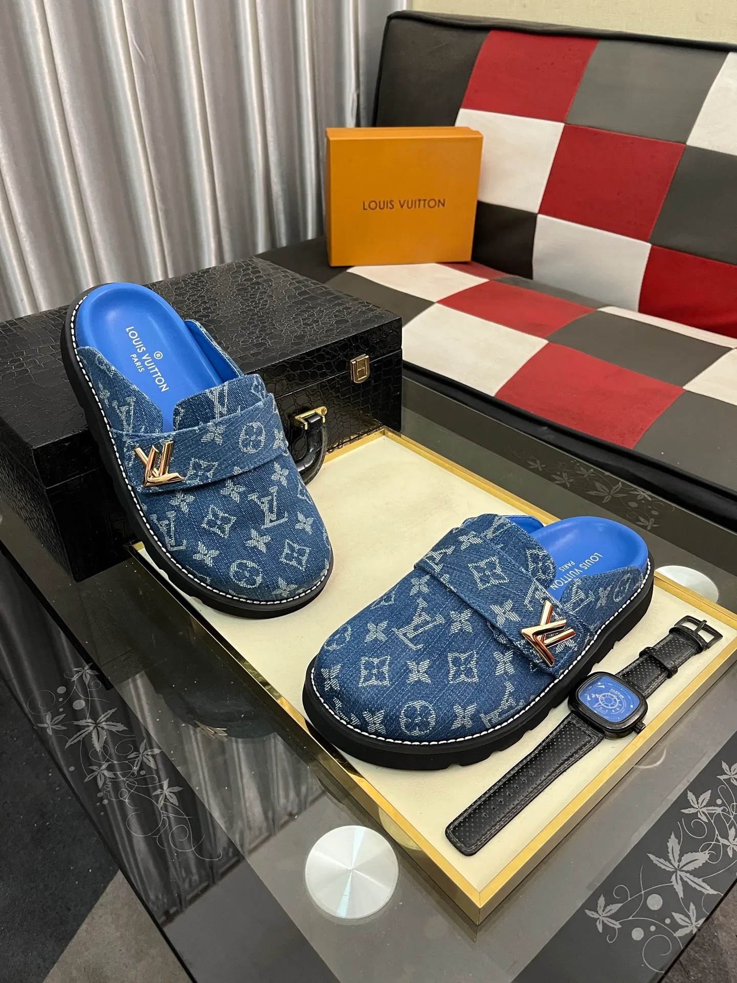 Men's men's shoes 💰420⌚️⌚️lv new Baotou half-slippers winterbreak comfert flat slippers lv letter and monogram floral embellished leather pattern, with sheepskin lining, suitable for indoor and outdoor wear. The water table is made of high-density foam material, which is light and comfortable. The sole has a certain thickness and the anti-aging effect is also good! Premium size: 38-444️⃣Colors available